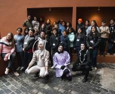 Estudantes junto com elenco de espetáculo infantil que contou com recrutamento de equipe por meio da Agência do Trabalhador da Cultura (ATC)